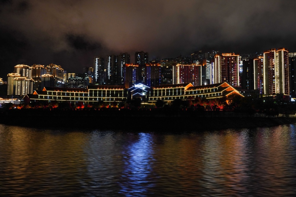 三峡夜游必体验,巫山创意光影,看长江最大的水上崖壁投影秀