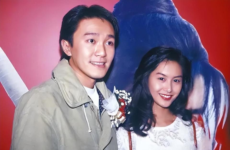 在1998年的时候,朱茵偶然结识了现在的老公黄贯中,没多久之后就开始