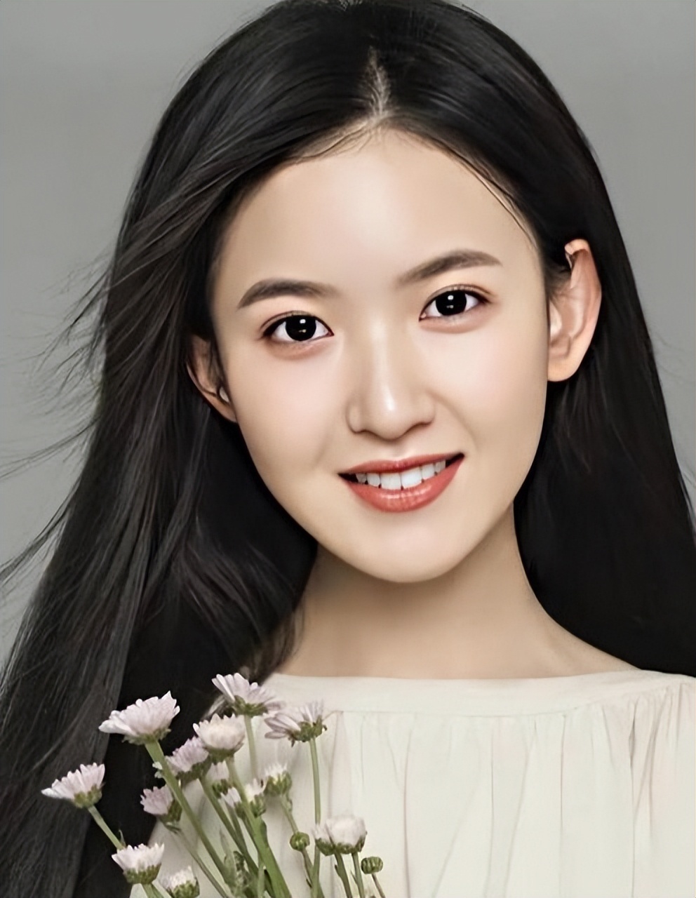 长着一张娃娃脸,充满学生气息,季美含诠释"越努力越幸运"!_腾讯新闻