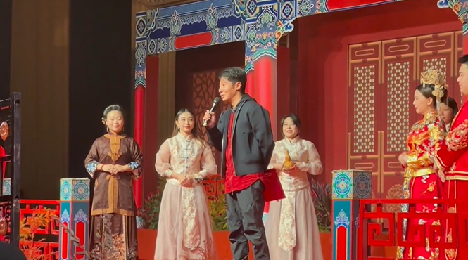 撒贝宁携妻子参加外甥婚礼,坐高铁一脸疲态,李白车上看书好优雅_腾讯