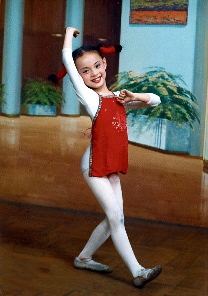 孙俪晒8岁女儿跳拉丁,分享育儿心得,小花妹妹穿红裙在台上自信热舞