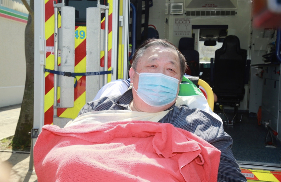 76岁"老顽童"秦煌独居无依,在酒店房间两度跌倒,向邻居求救_腾讯新闻