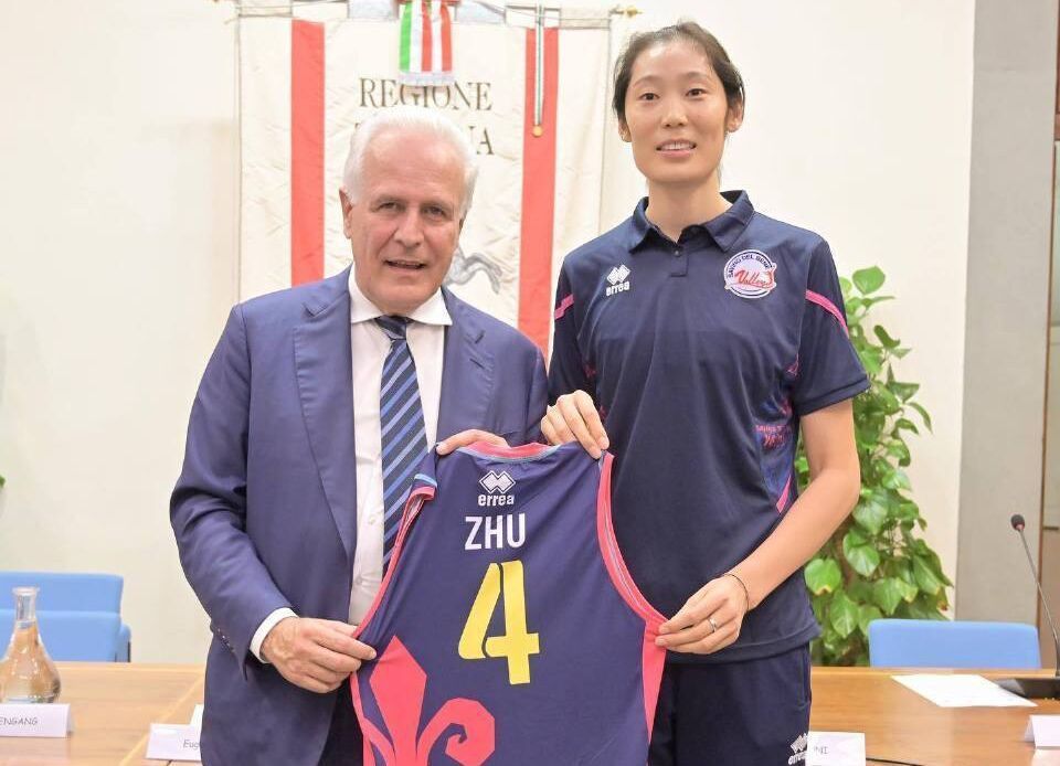 朱婷在2022年7月4日正式官宣加盟意大利斯坎迪奇俱乐部,11月3日,朱婷