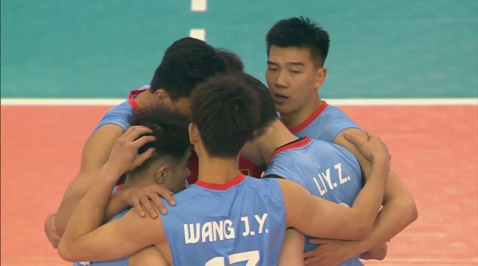 开场没多久,就和主帅争论,并帮助中国男排挽回一分;第二局连续丢分时