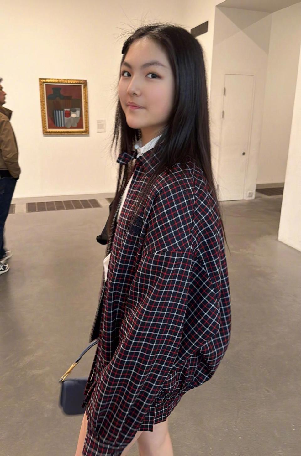 王诗龄回国穿近4万套装,发夹3000多,手机壳超500,却被吐槽老气_腾讯