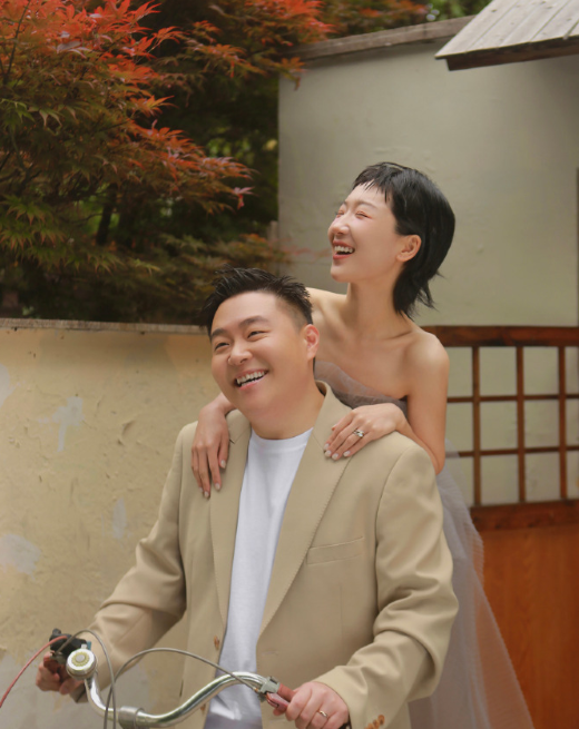 郝劭文与老婆补办婚礼,林宁瑞打扮得像明星,腹部突出被猜怀孕-腾讯