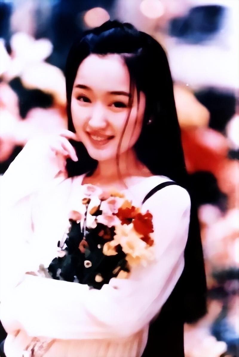 赖文峰出狱后娶妻生子,而杨钰莹却至今未婚,她在追求什么?