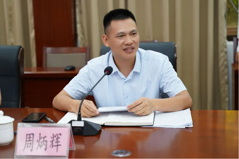 座谈会上,周炳辉就遂溪教育近况,帮扶成果作详尽介绍.