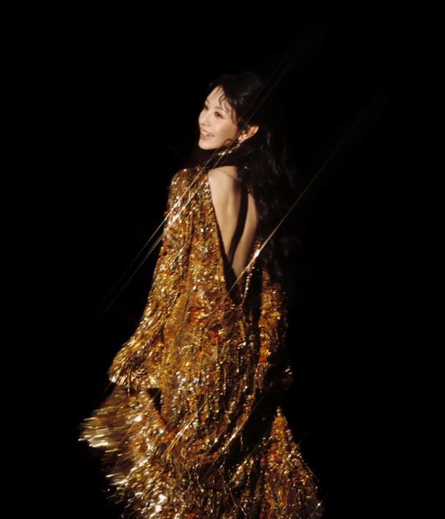 田曦薇星光大賞造型疑翻車！網友吐槽老氣橫秋，看着像40歲，還撞衫詠梅 - 