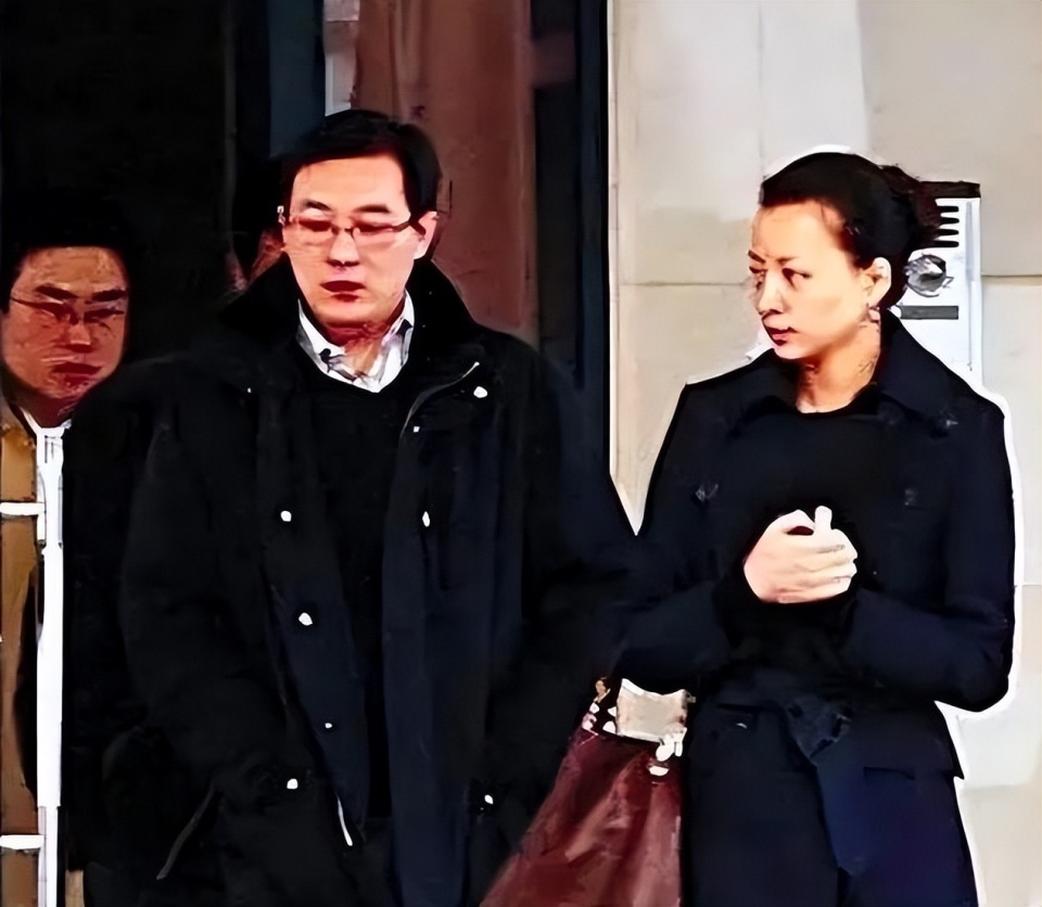 董卿消失一年首露面,携10岁儿子看展,儿子超帅侧脸曝光像妈妈