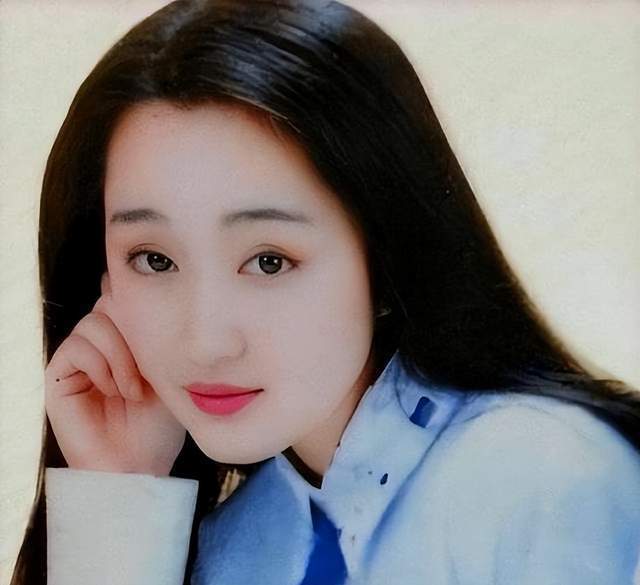 毕业后的杨钰莹并没有如愿以偿进入理想的音乐公司,而是在一家小小的