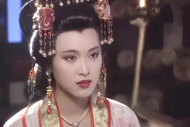 接着就在《唐太宗李世民》中演了长孙无垢一角,凭着端庄,大方,得体的