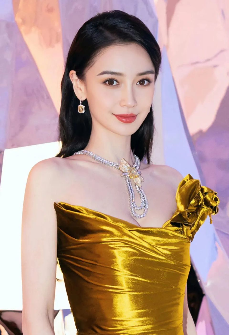 一条价值9位数的项链,揭露了杨颖在娱乐圈的真正地位