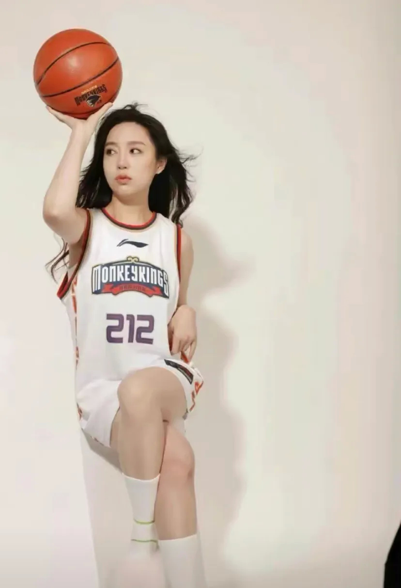 同曦老板娘球衣照美翻了!