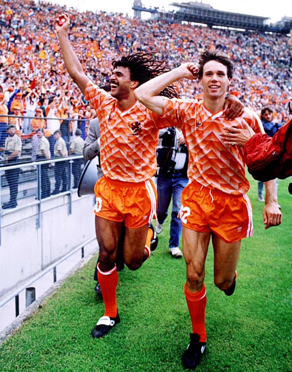 36年前他们捧起欧洲杯荷兰三剑客的米兰王朝和巅峰时代