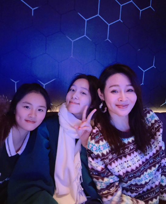 41岁于明加定居北京住千万豪宅,称已经济自由,圈外老公身份曝光_腾讯