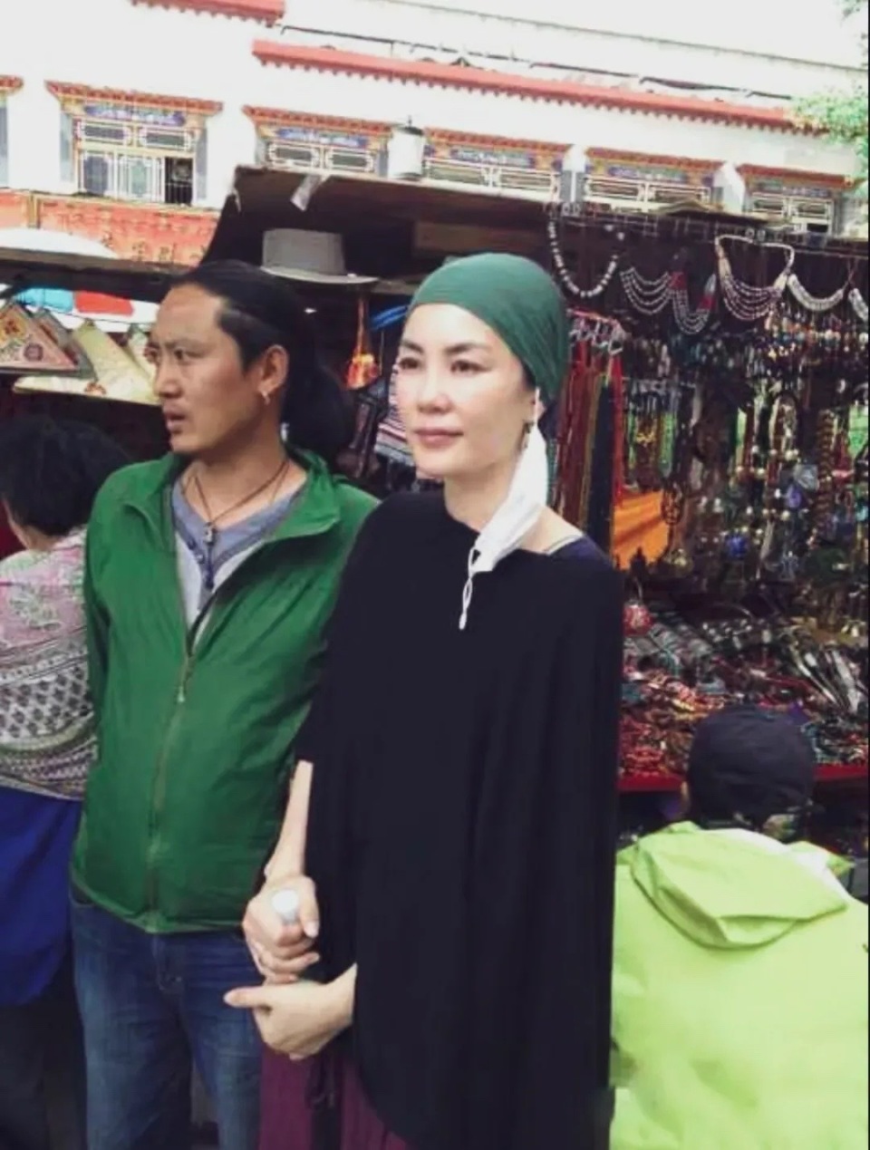 56歲王菲西藏祈福 素顏戴綠色頭巾顯臉腫 眼袋明顯 歲月感很重