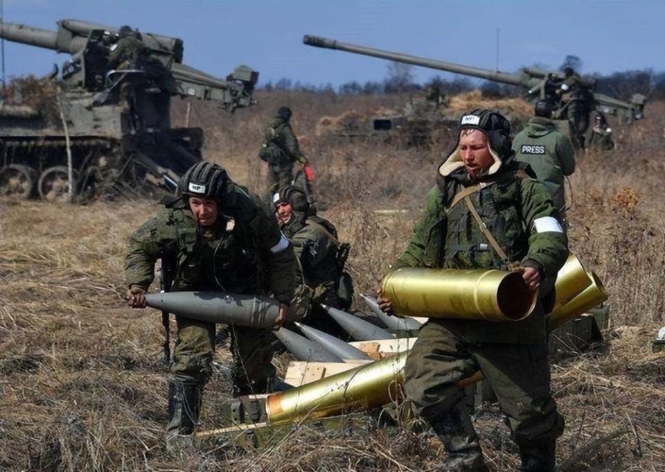 俄乌决战即将拉开序幕俄军工厂日夜赶工乌克兰接收到豹式坦克