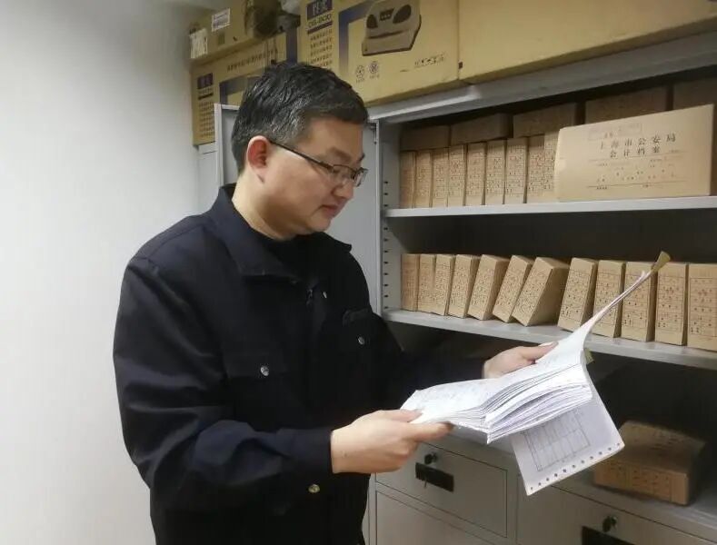上海公安招聘1100名辅警！平均月薪最高10100元！大专可报！_腾讯新闻
