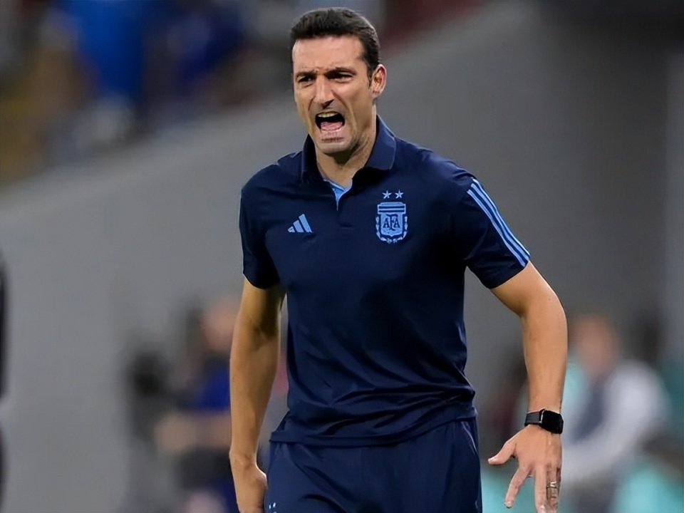 参考对阵厄瓜多尔斯卡洛尼在半决赛应该有三个位置的改变