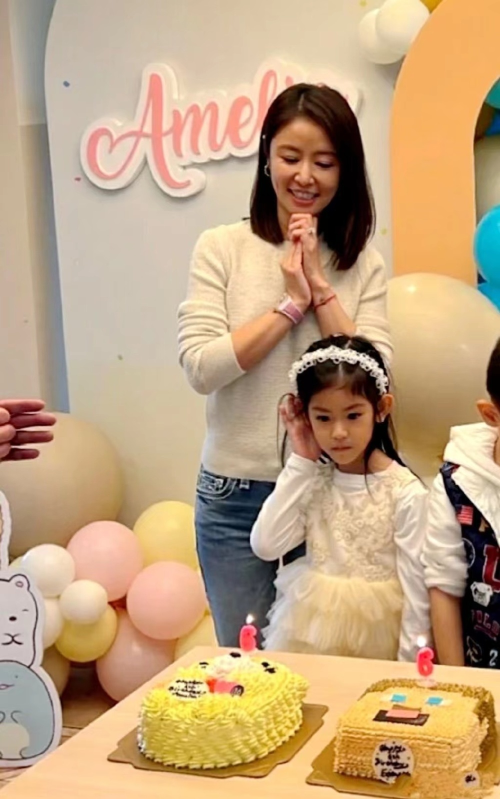 一家三口合照公开,林心如行头上百万,女儿造型廉价,霍建华被嘲_腾讯