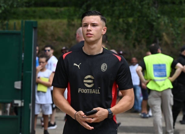 队长危!ac米兰右后卫扶正卡卢卢,后防线夏窗或出3进1