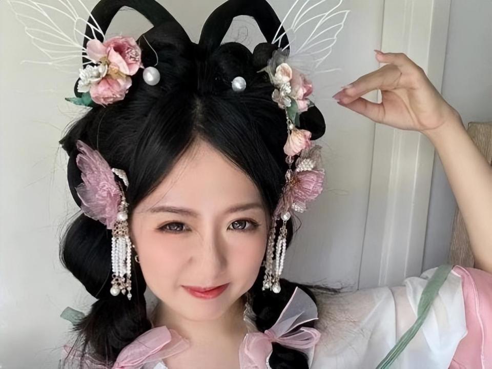 (我自已梳的古装发型)于是,我说干就干.要表演的话,就需要化妆.