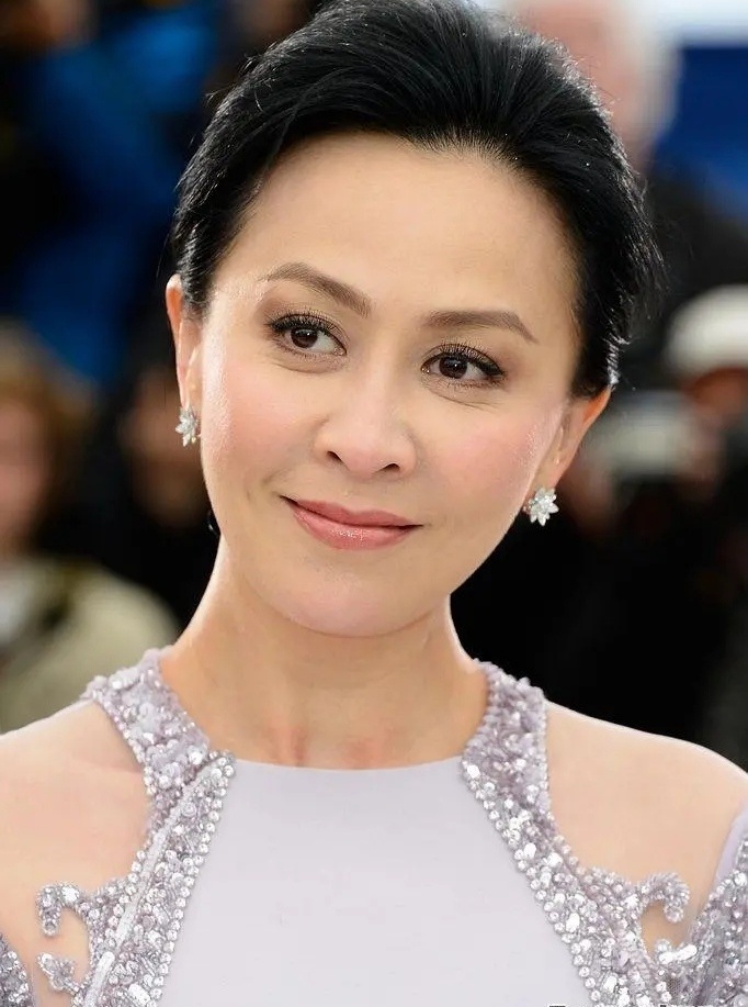 60岁刘嘉玲近况曝光素颜出镜气质不输当年网友直言越来越洒脱