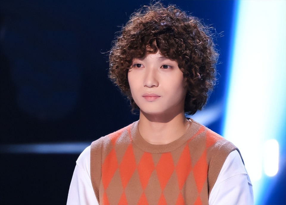 来自四川阿坝地区的自由音乐创作人杨苏阿黛,在游历世界各国后回到