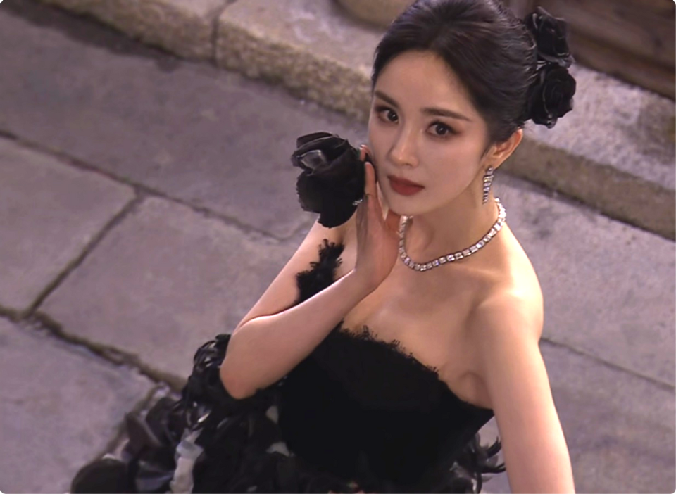 当37岁杨幂和35岁倪妮坐一起,一个美如新娘,一个像陪嫁丫鬟_腾讯新闻