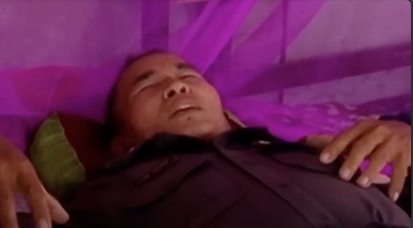 泰国老汉被巨蟒复仇突袭，他一口反咬极限逃生还把蛇扭送警局！_腾讯新闻