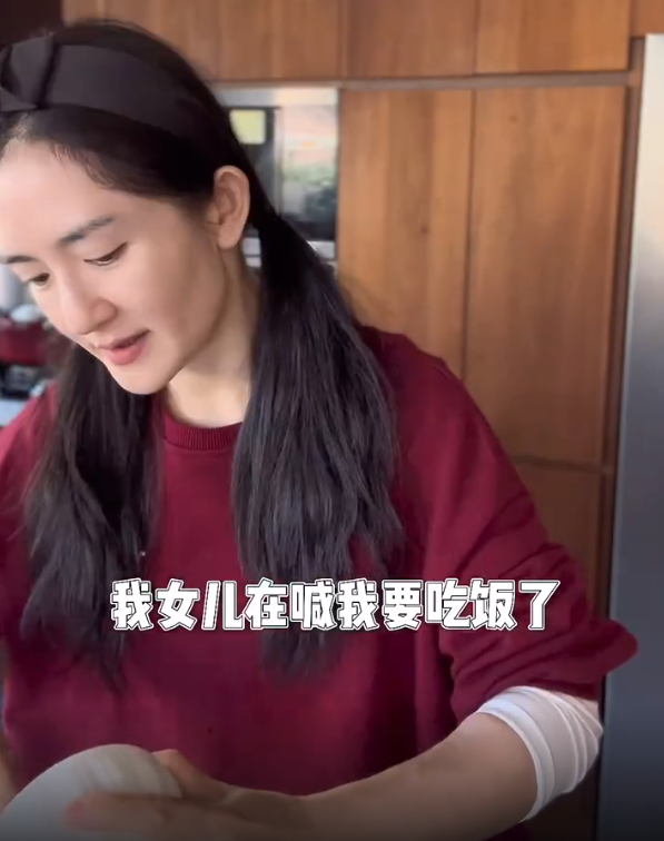 谢娜为女儿烤饼干,和保姆聊天好随和,首曝怀小女儿时患妊娠糖尿病