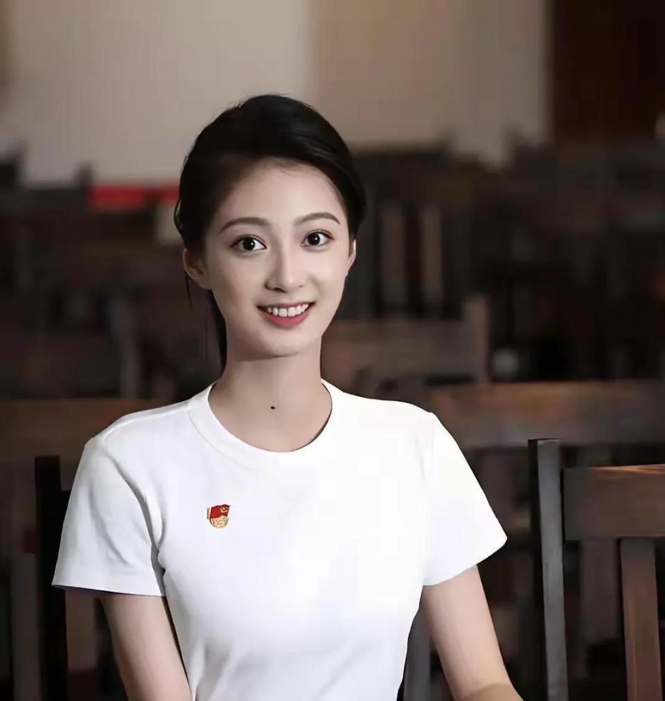 上海卫视主持人冯琳，美貌与实力并存，全网都在喊“校花天花板”_腾讯新闻