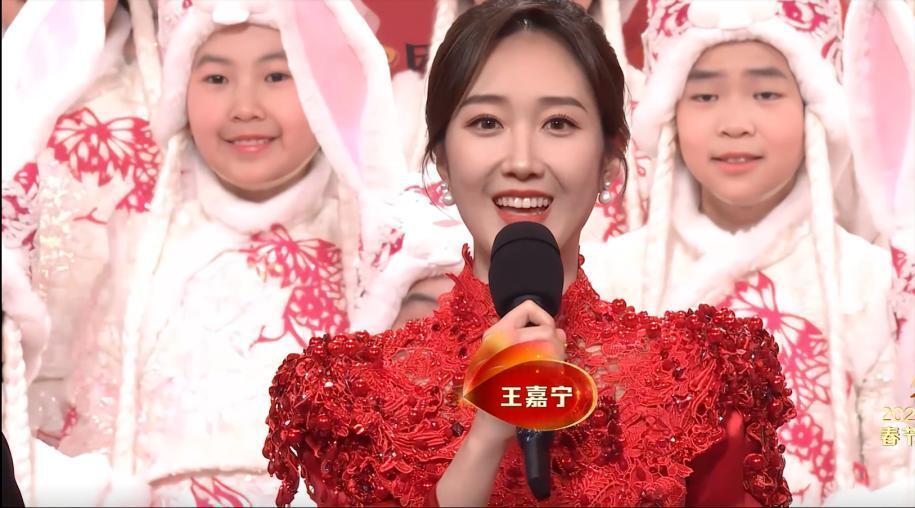 2024春晚主持团：马凡舒3套华服让人惊艳，龙洋富贵，撒贝宁好接地气_腾讯新闻