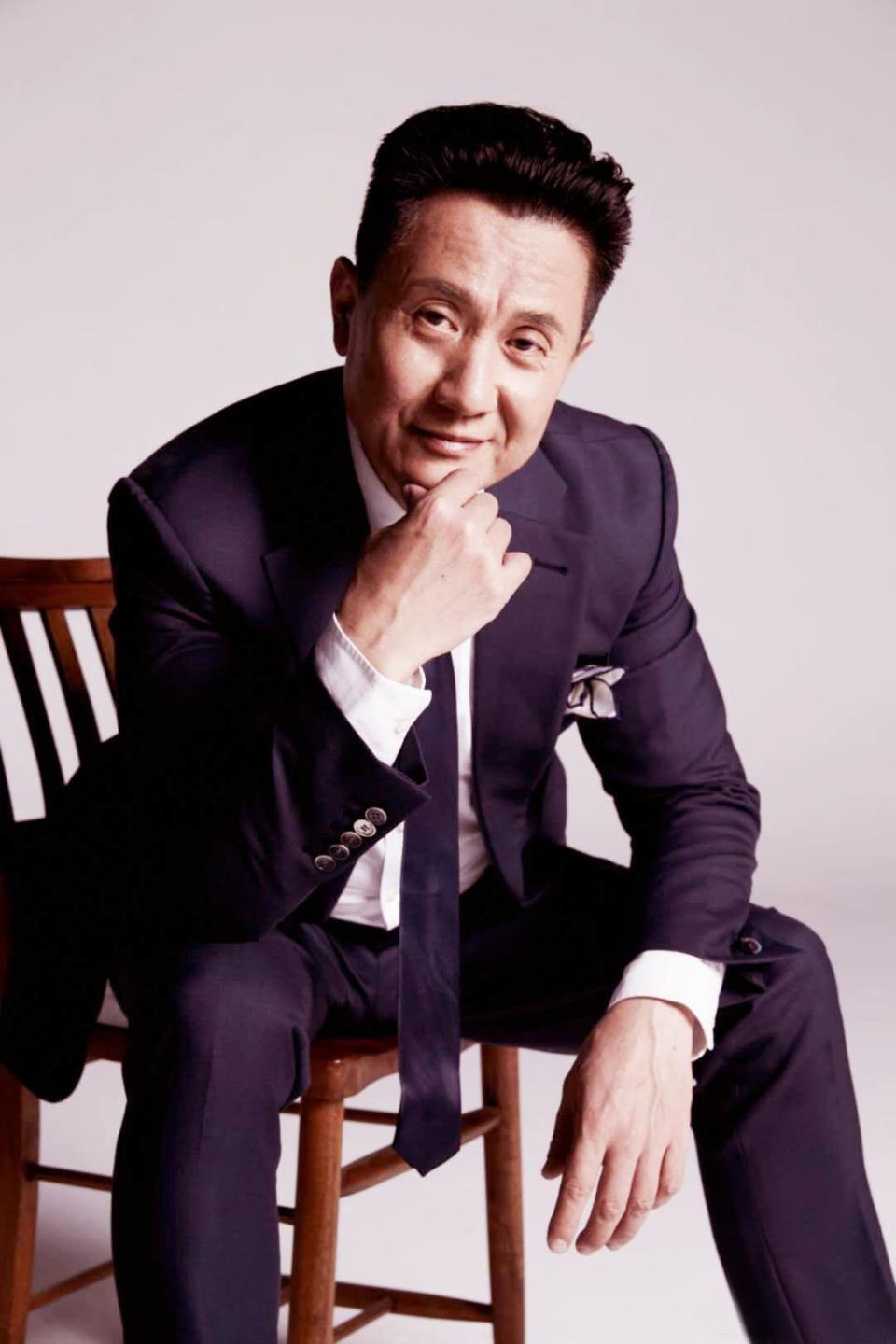 演员张志坚:62岁才大红,娶了忠实粉丝为妻,活成一股清流_腾讯新闻