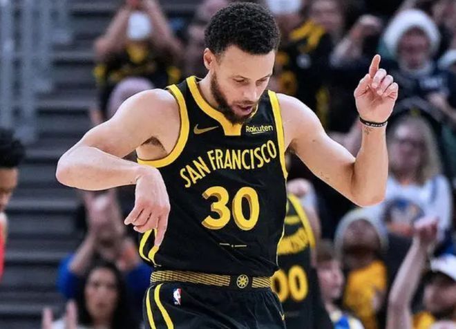 值得一提的是,上一次,库里参加圣诞大战取胜是2021-22赛季,当时勇士