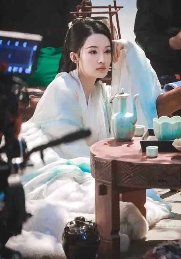 李沁古装新剧路透引发热议:醉卧美人成焦点,网友期待值爆棚!