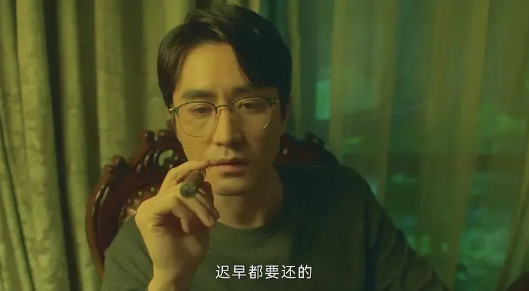 频频出现的经典台词.反派的抽烟镜头.纪念的红毛衣.