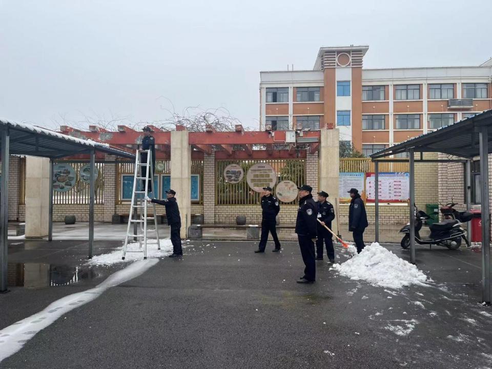 要尽快清除"开学第一天,当嘉鱼县公安局内保大队的民警来到县实验小学