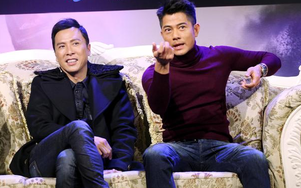 55岁郑伊健现身日本超市,皮肤暗沉松弛,购满一车,老婆负责结账_腾讯