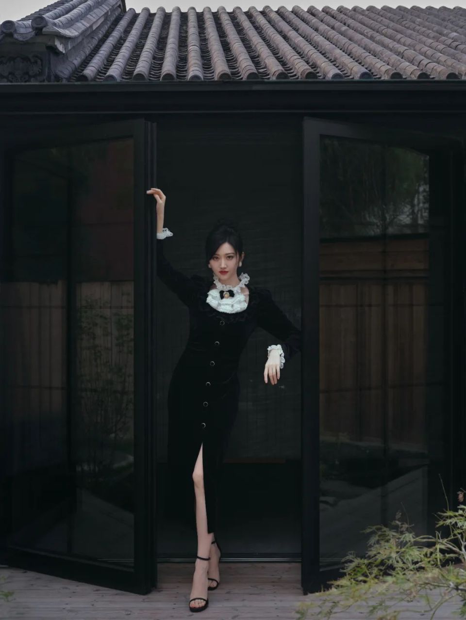 景甜蕾丝开叉黑裙亮相又甜又飒的造型引爆时尚圈