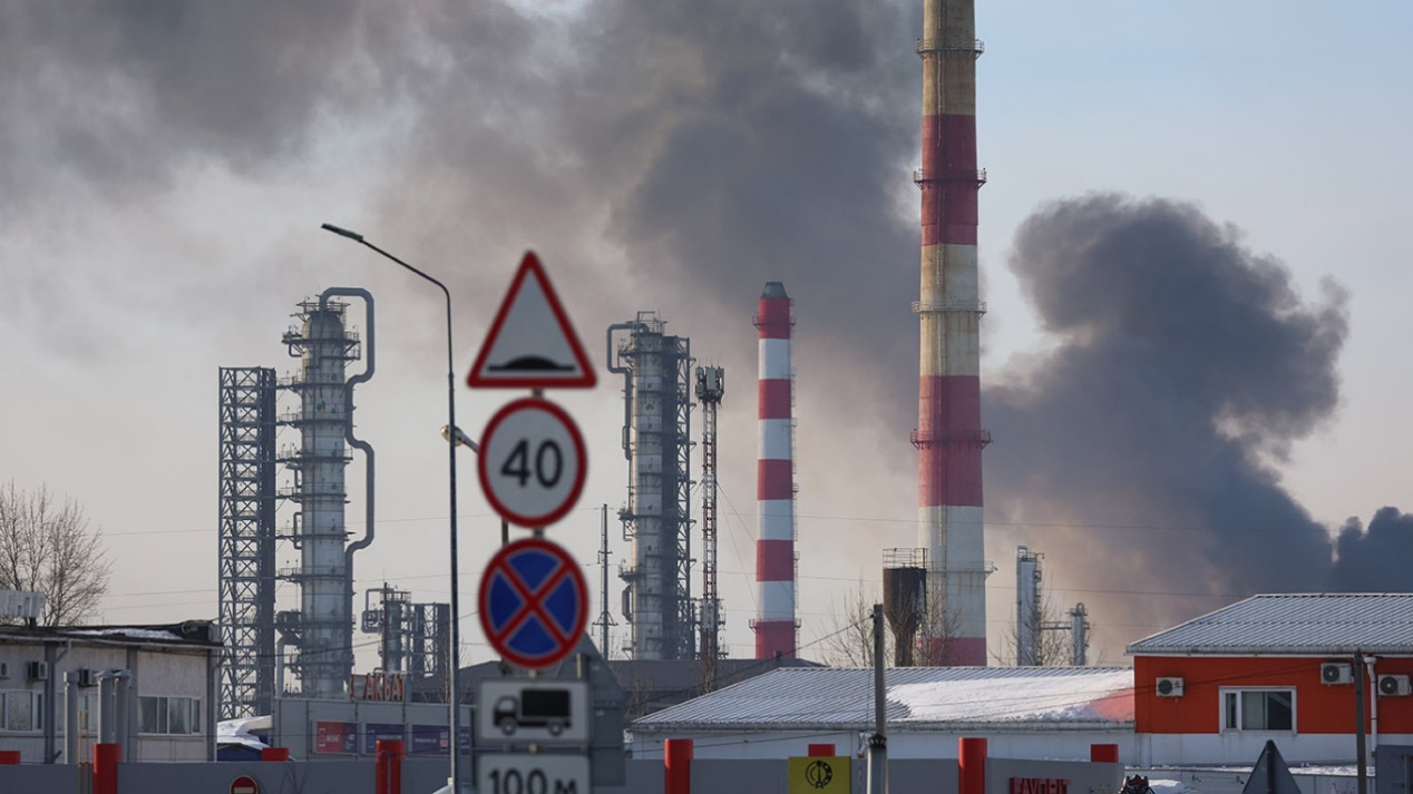 美國制裁與印度減少進口導致烏拉爾油價大跌，重創俄羅斯戰爭機器 - 