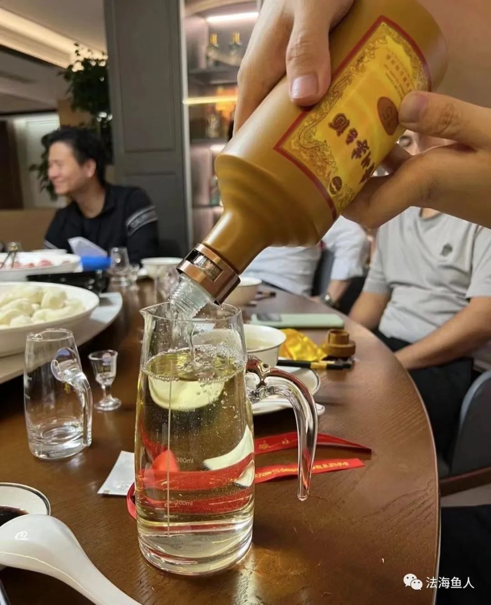 近日,小张的家人透露,公司的高管在酒桌上提出了一项高额奖金挑战