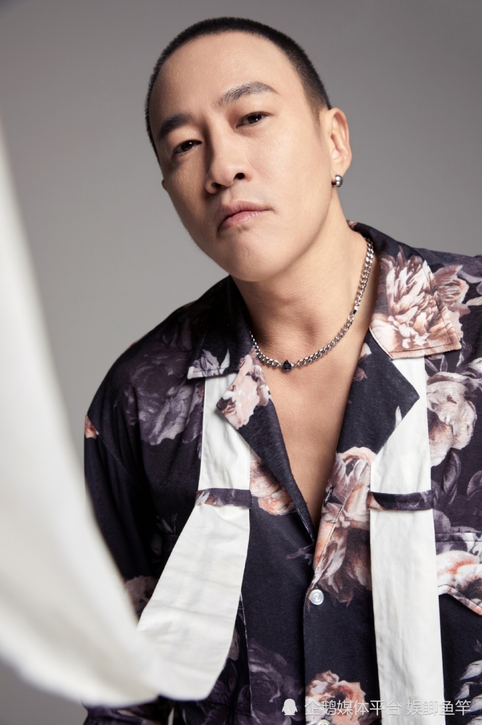 47岁型男何润东,寸头大片荷尔蒙爆棚,毫无大叔油腻感!