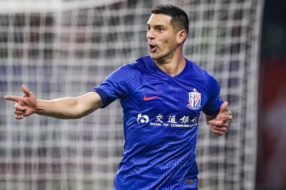 申花中锋位置终于迎来靠谱强援中超首秀梅开二度球迷心服口服