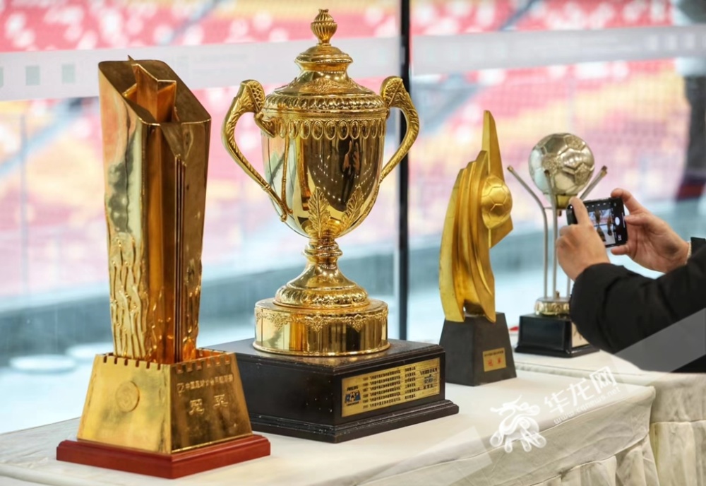 原力帆足球队代表捐赠的足协杯冠军奖杯,中甲联赛冠军奖杯等.