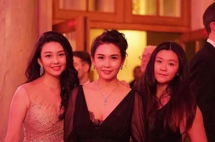 看了64岁钟楚红和44岁甘比的合照,才知道香港顶级美人的魅力