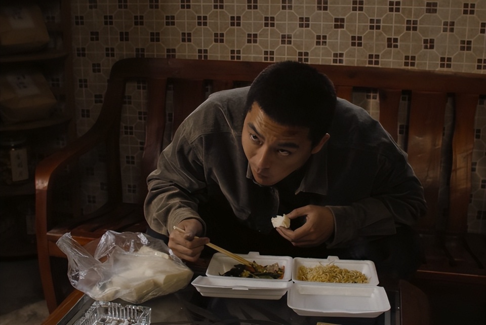 欧豪先是闷头大口大口吃,好家伙真跟饿了好几天一样,一手拿馒头,另