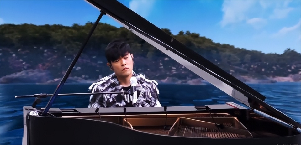作为钢琴王子的周杰伦,几乎每场演唱会都会弹钢琴,而为了契合每一场