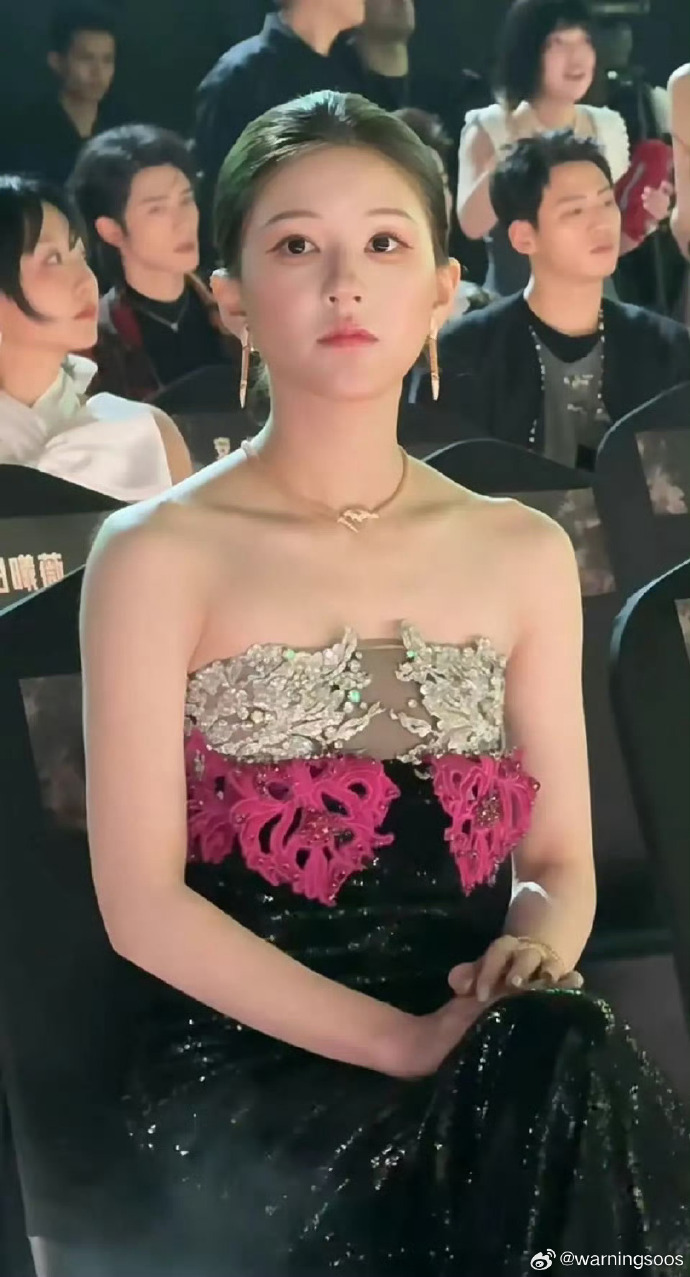 趙露思回應星光大賞服裝和妝容問題：我就不是一個以美出眾的演員 - 